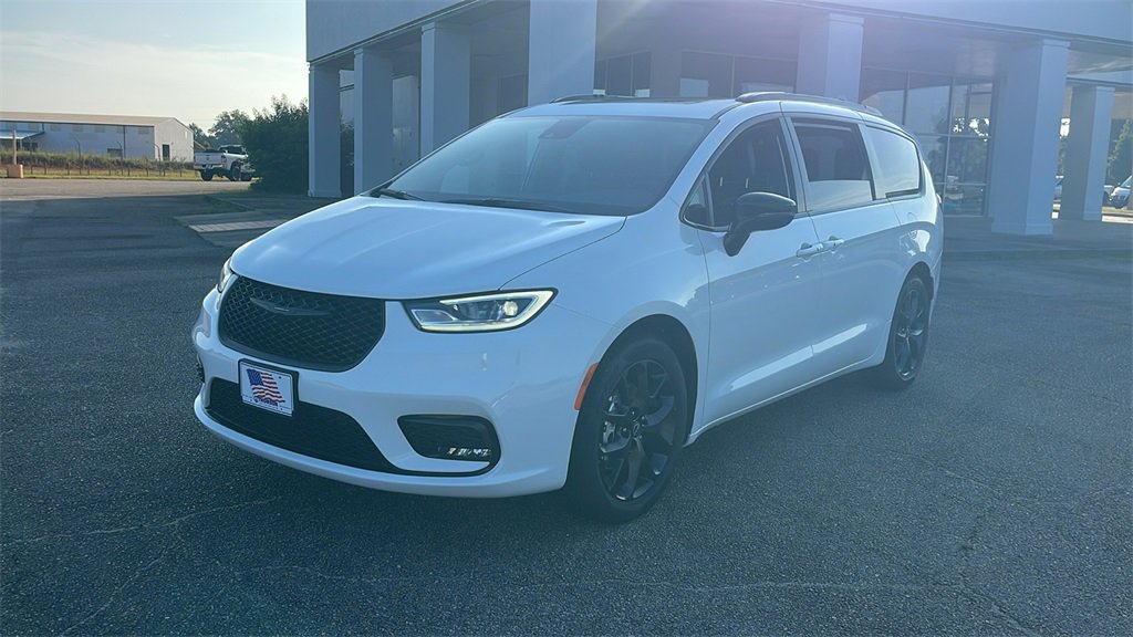 New 2025 Chrysler Pacifica Limited image 3