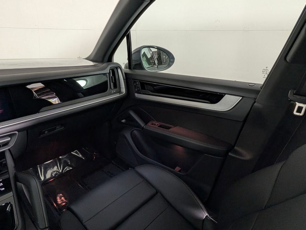 Certified 2025 Porsche Cayenne image 23