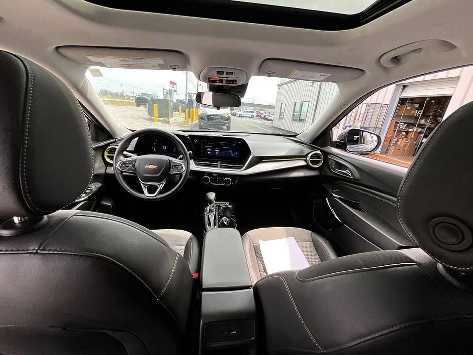 Used 2024 Chevrolet Trax LT w/ Sunroof Package FWD image 32
