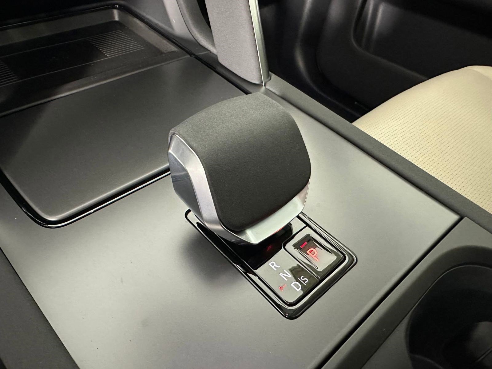 Used 2025 Land Rover Discovery Sport S image 32