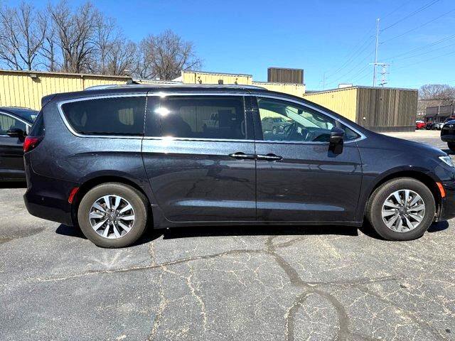 Used 2021 Chrysler Pacifica Touring-L w/ Uconnect Theater Family Group image 11