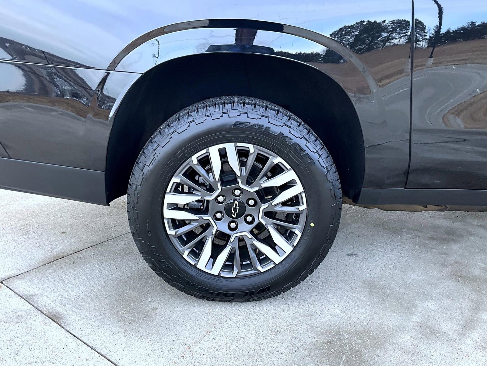 Used 2025 Chevrolet Suburban Z71 image 24