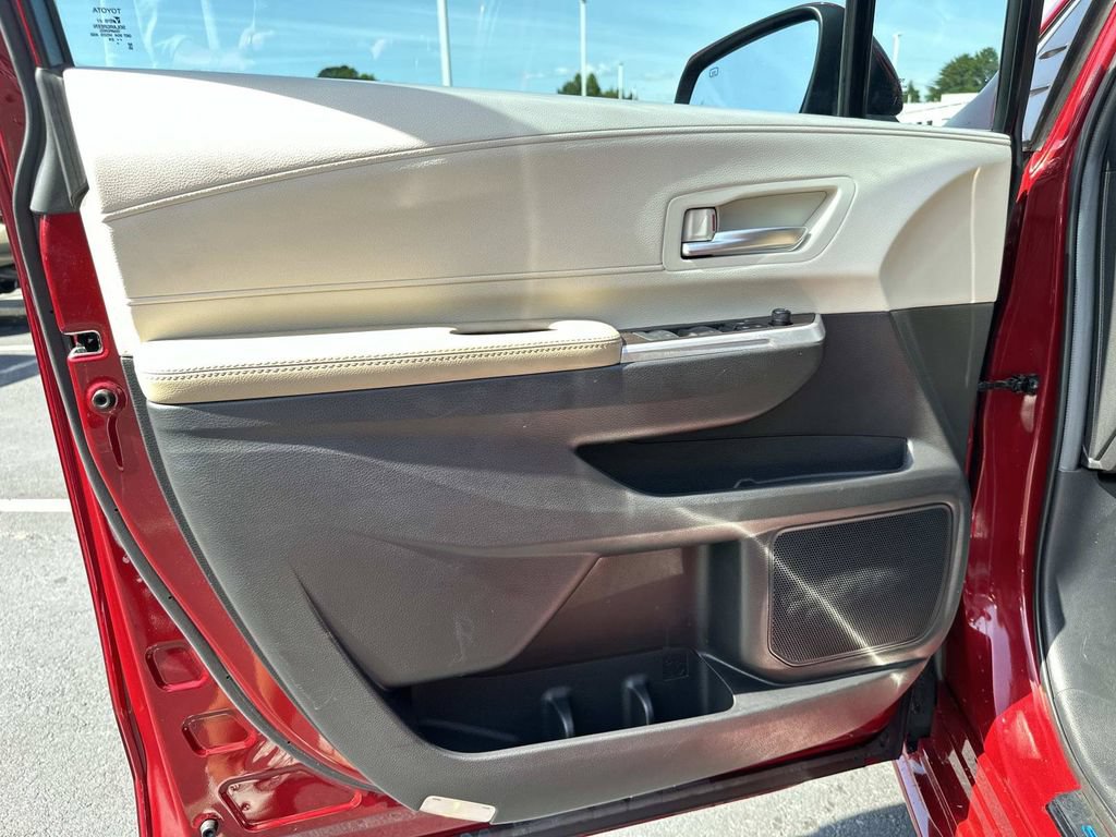 Used 2024 Toyota Sienna XLE FWD image 21