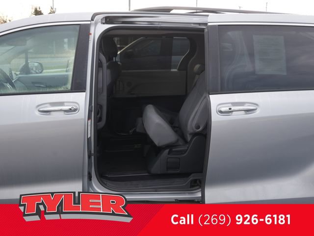 Used 2024 Toyota Sienna XLE FWD image 18