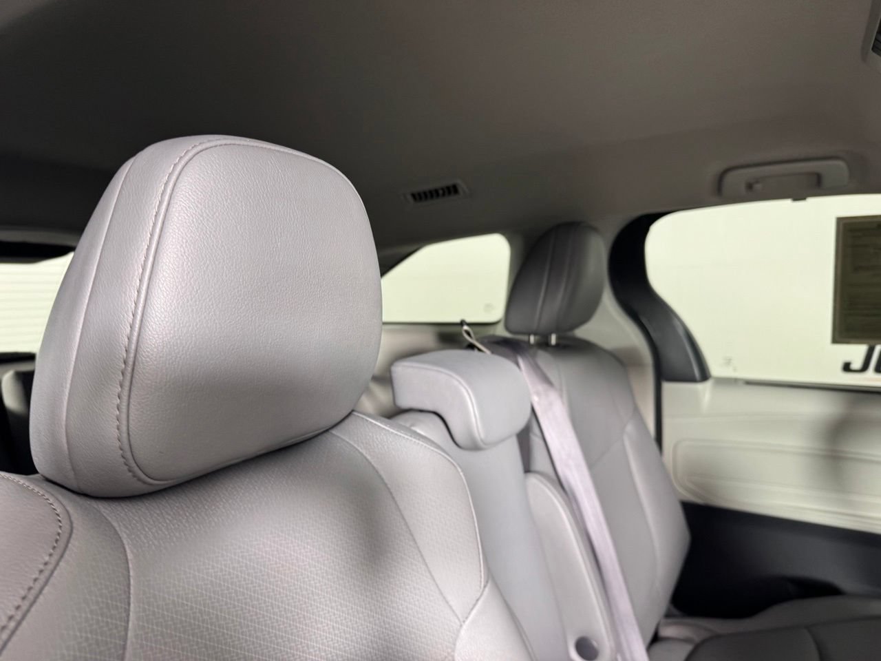 Used 2023 Toyota Sienna XLE FWD image 31