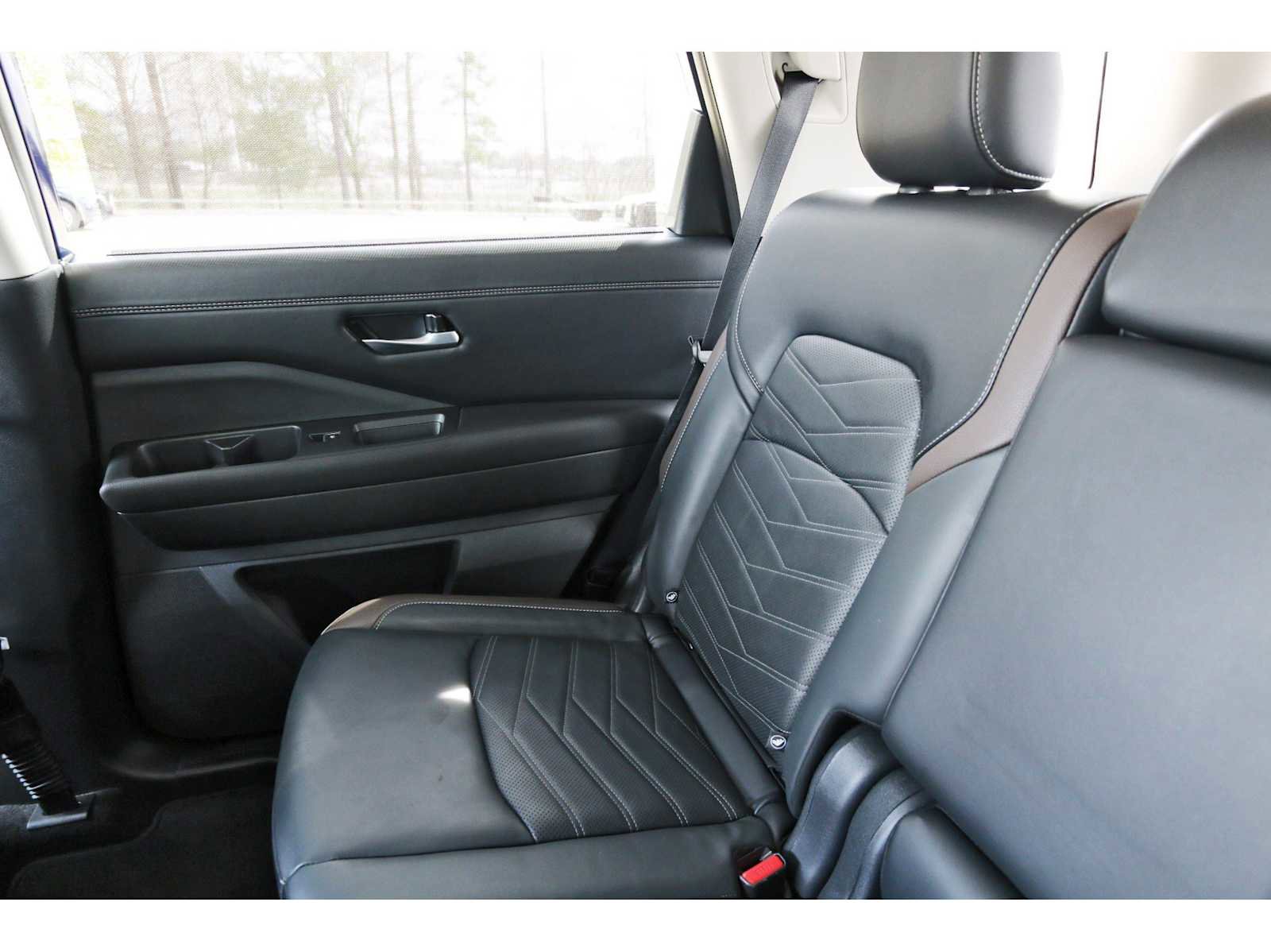 Used 2025 Nissan Pathfinder Platinum w/ Cargo Package image 9