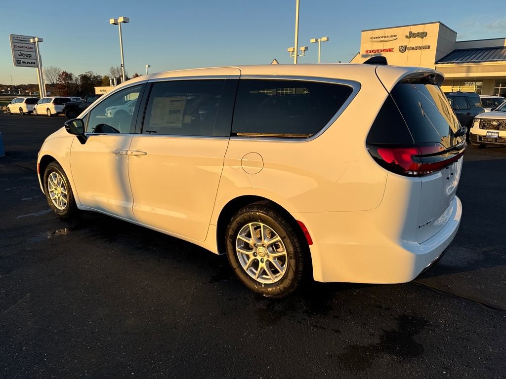 New 2026 Chrysler Pacifica Select image 3