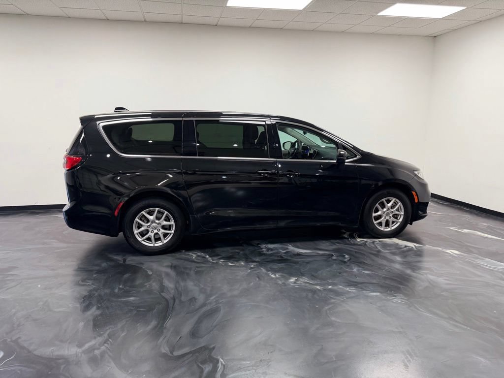Used 2023 Chrysler Pacifica Touring-L FWD image 25