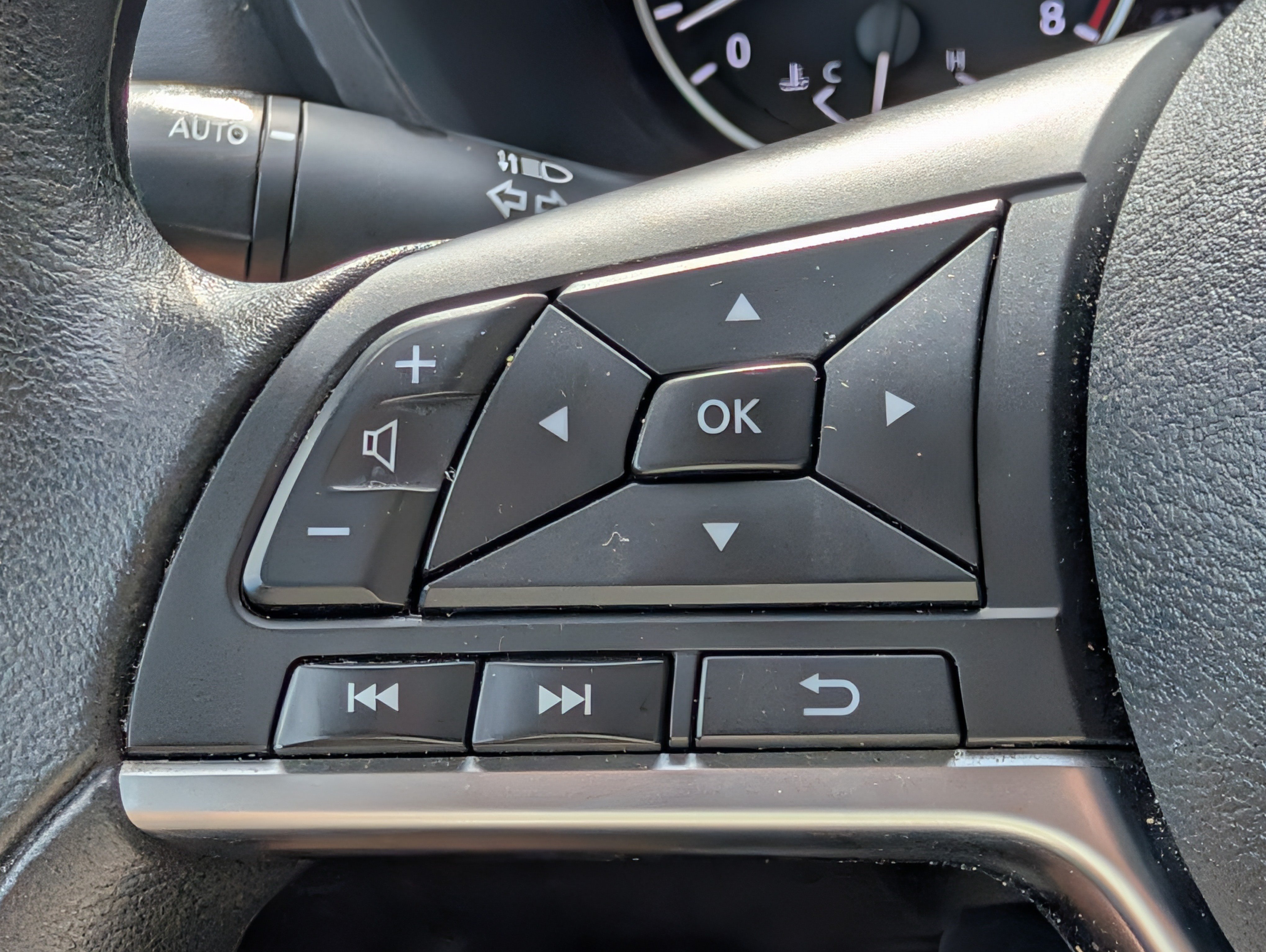Used 2024 Nissan Sentra SV FWD image 32