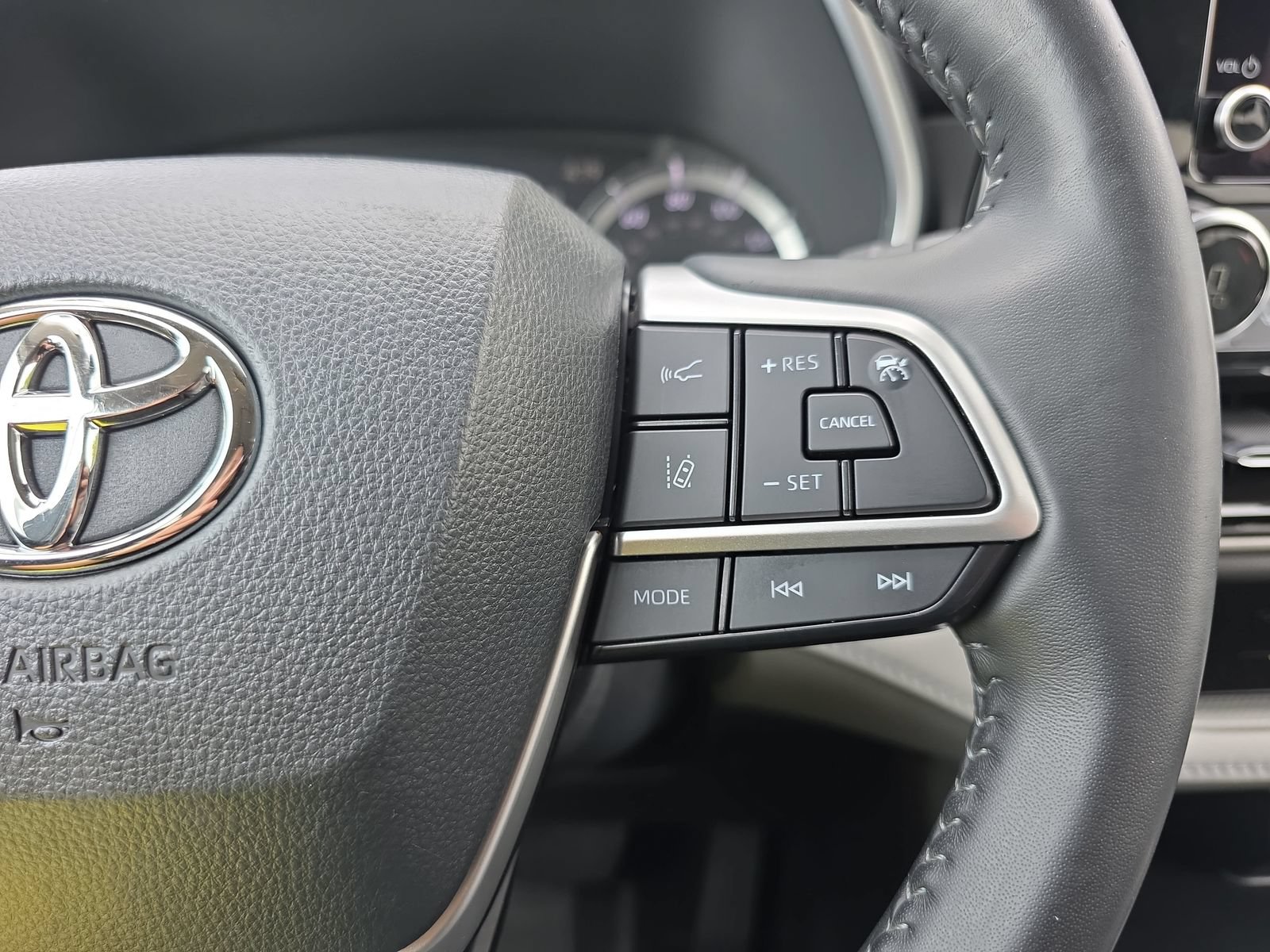 Used 2023 Toyota Highlander XLE FWD image 19