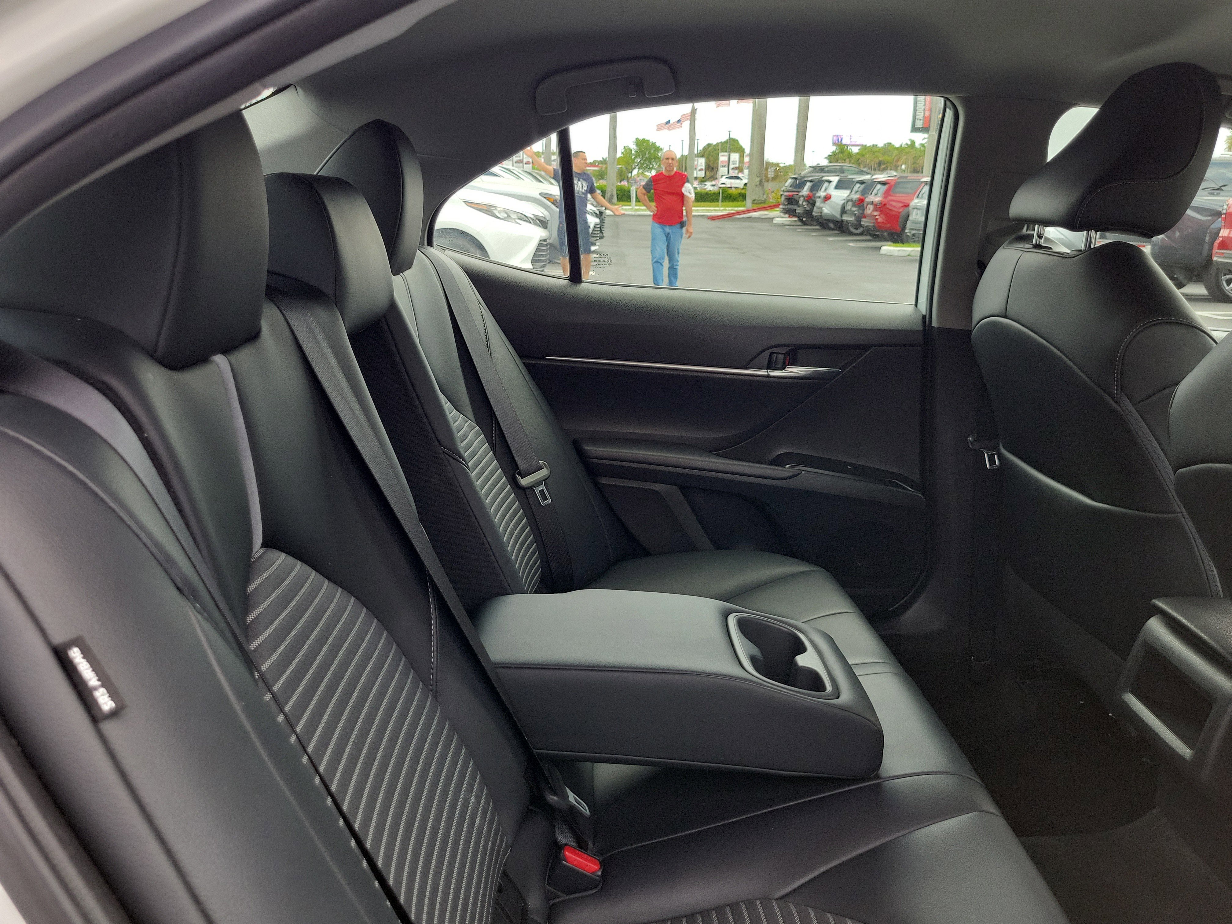 Used 2020 Toyota Camry SE FWD image 15