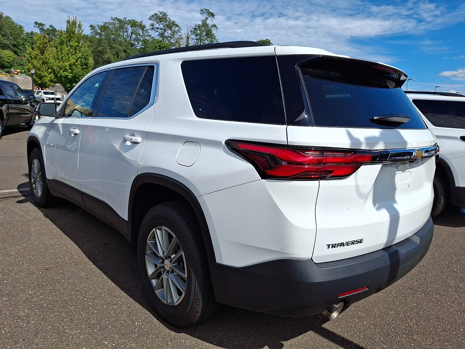 Used 2023 Chevrolet Traverse LT FWD image 3