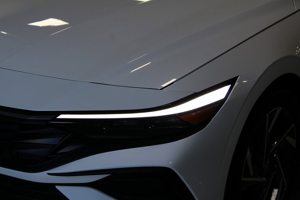 Used 2025 Hyundai Elantra Sport image 2