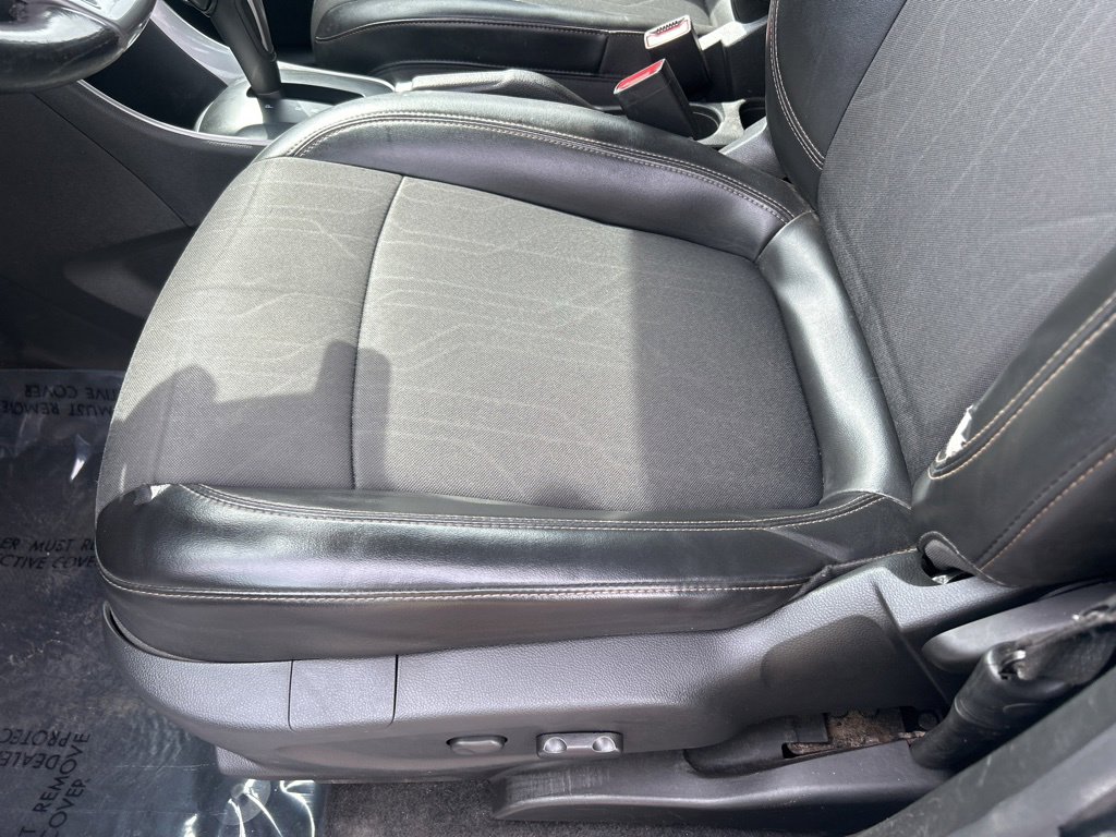 Used 2022 Chevrolet Trax LT w/ LT Convenience Package image 18