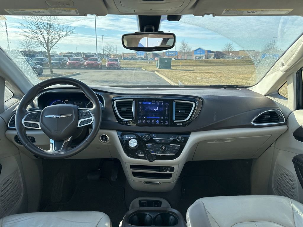 Used 2017 Chrysler Pacifica Touring-L w/ Tire & Wheel Group image 19