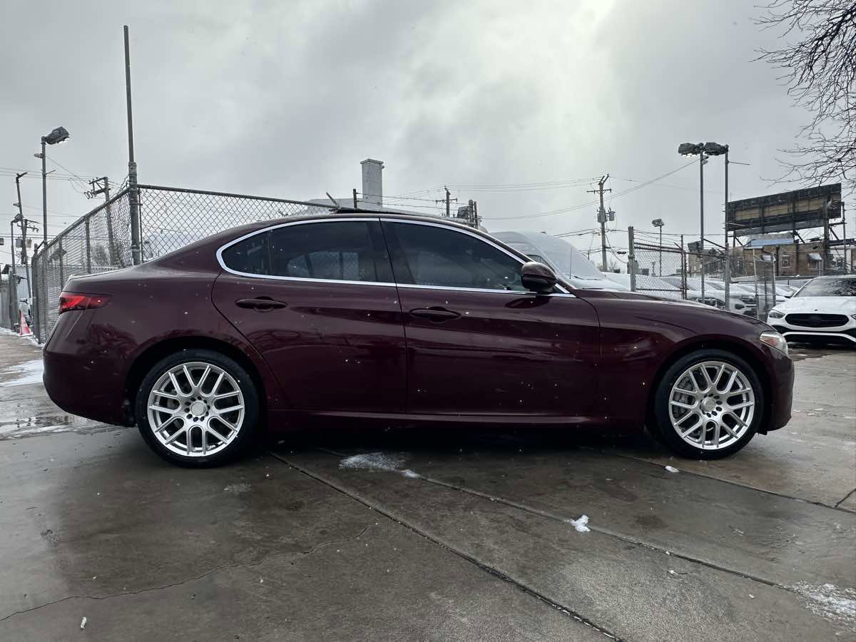 Used 2017 Alfa Romeo Giulia AWD image 4