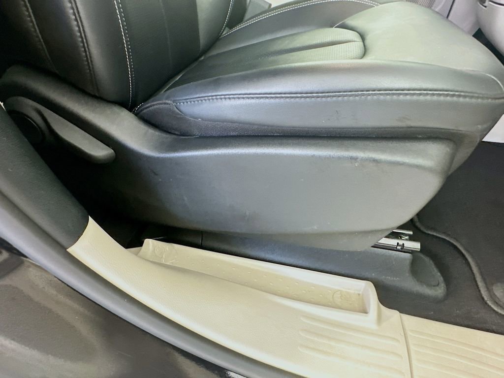 Used 2024 Chrysler Pacifica Touring-L FWD image 23