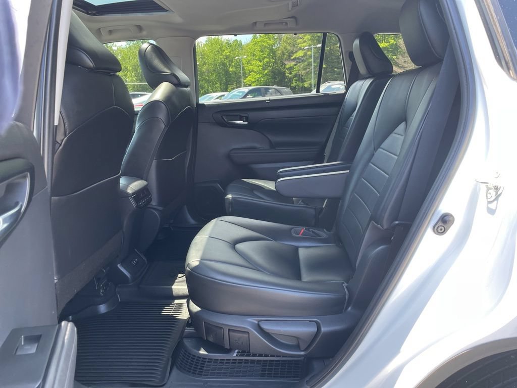 Used 2021 Toyota Highlander XLE AWD/4WD image 32