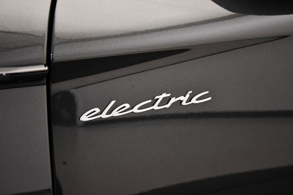 Used 2025 Porsche Taycan image 10