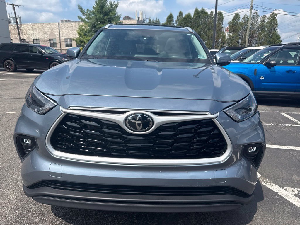 Used 2024 Toyota Highlander XLE AWD/4WD image 2