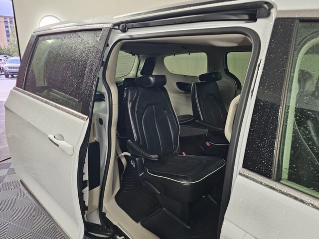 Used 2021 Chrysler Pacifica Limited image 16