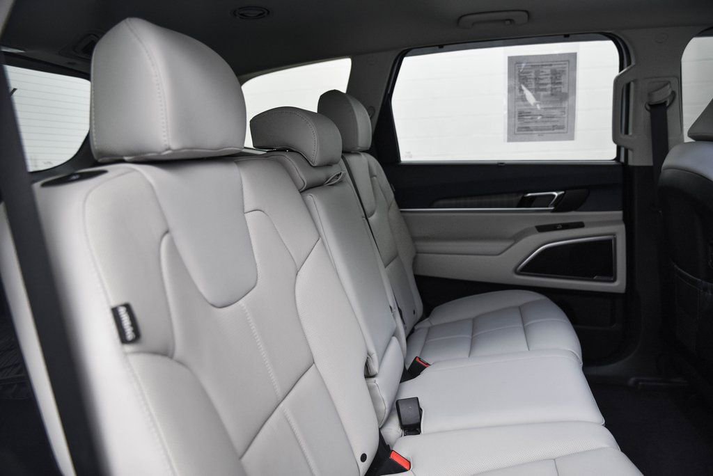 Used 2025 Kia Telluride EX image 16