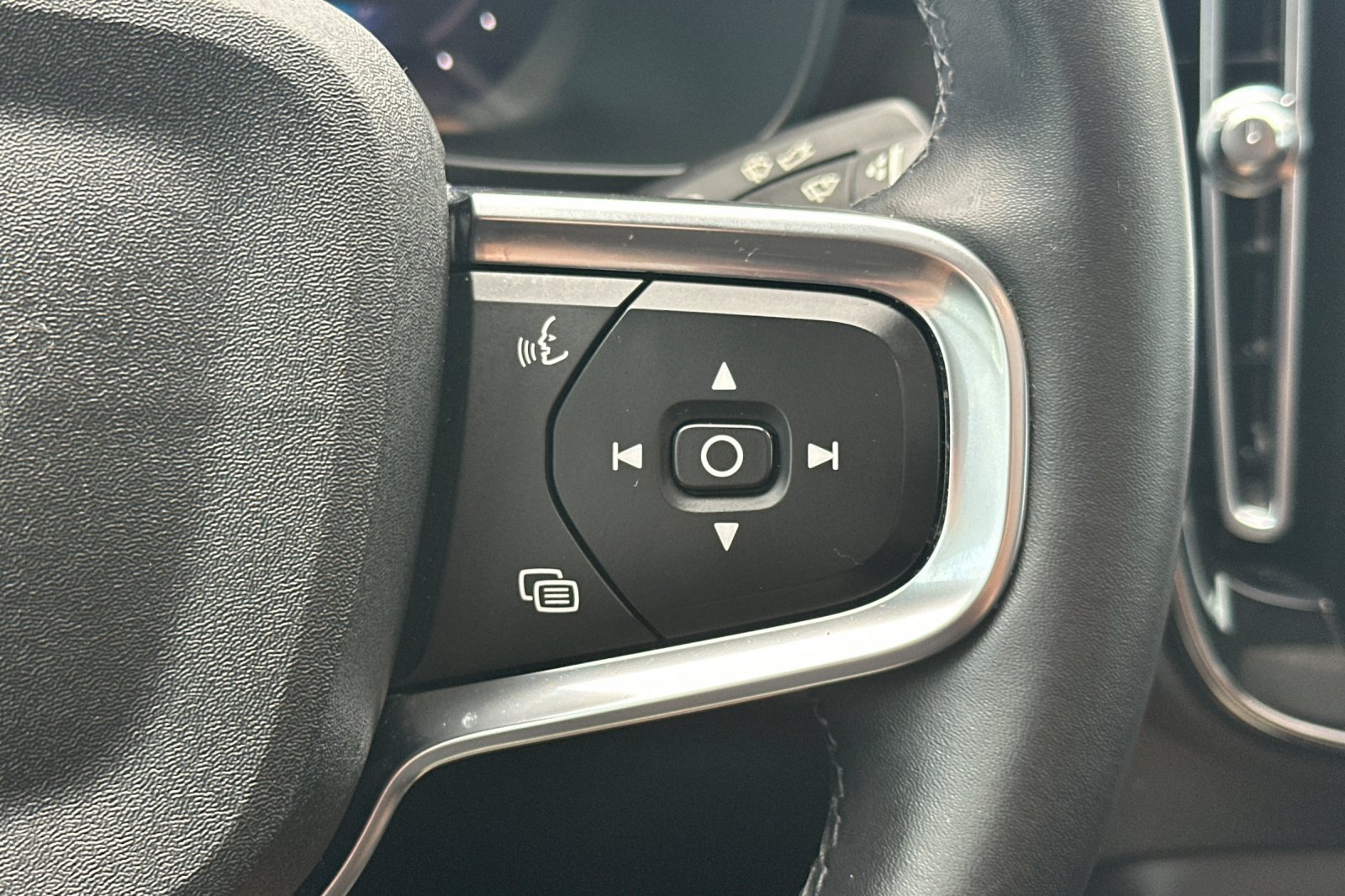 Certified 2023 Volvo C40 P8 Recharge Ultimate w/ Protection Package Premier AWD/4WD image 29