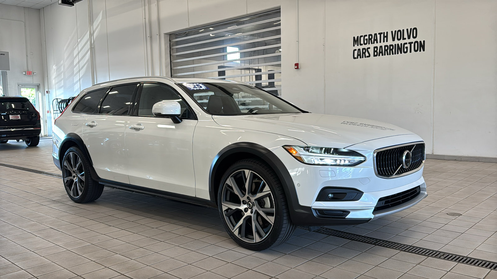 Certified 2025 Volvo V90 B6 Cross Country Ultra w/ Protection Package Premier AWD/4WD image 3