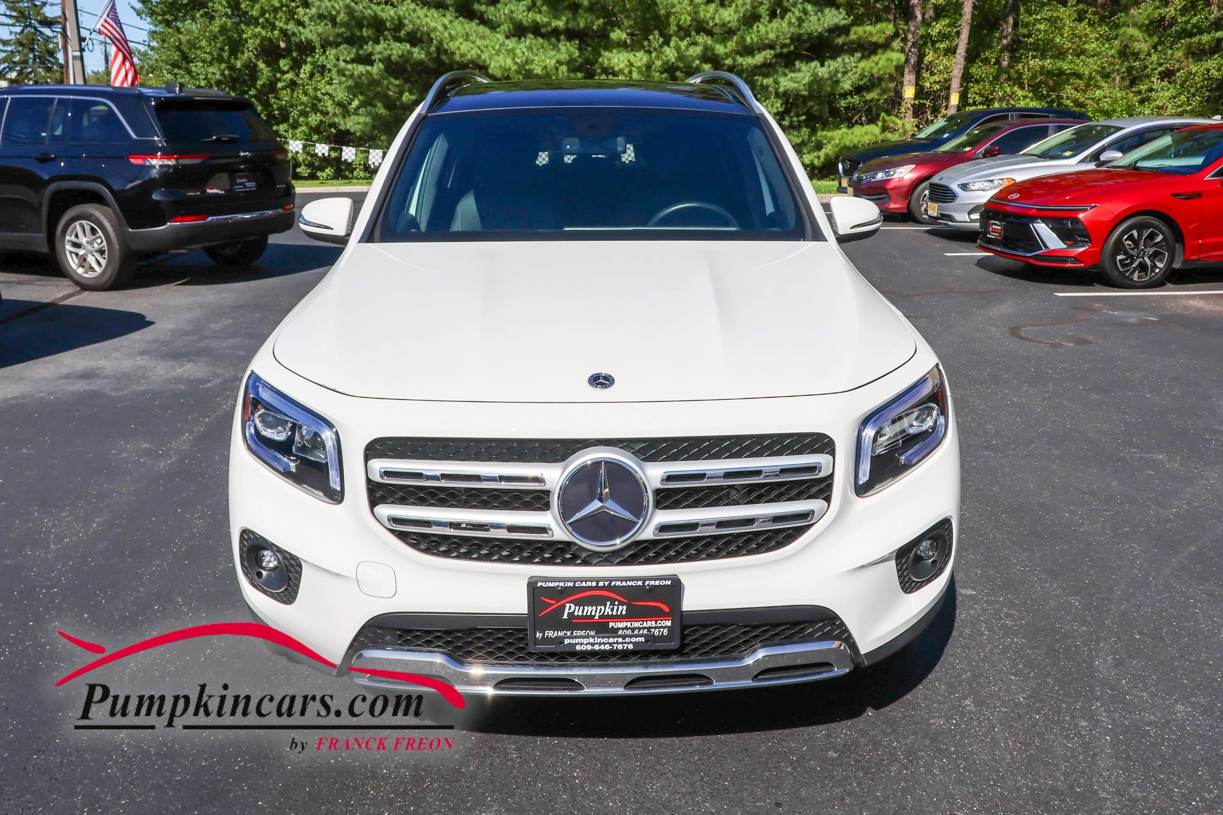 Used 2023 Mercedes-Benz GLB 250 4MATIC w/ Premium Package image 2