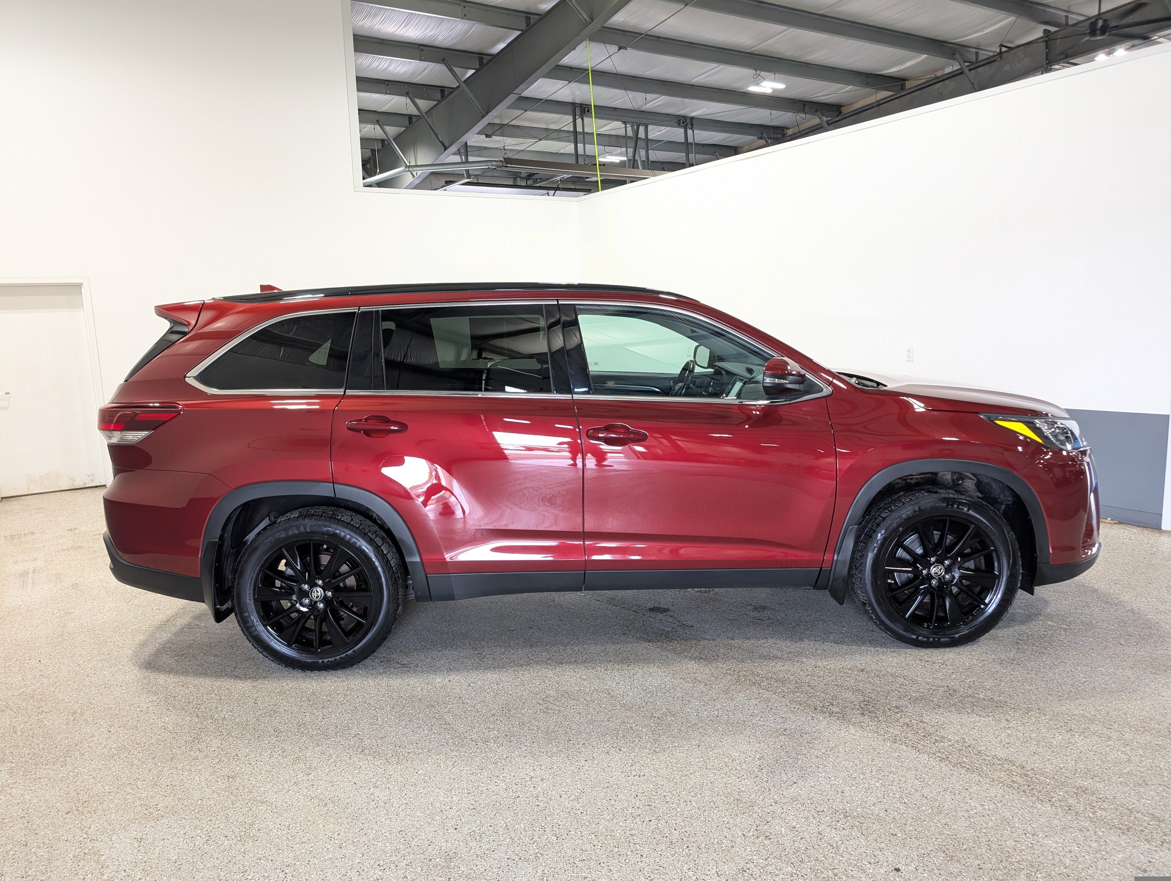 Used 2019 Toyota Highlander SE AWD/4WD image 2