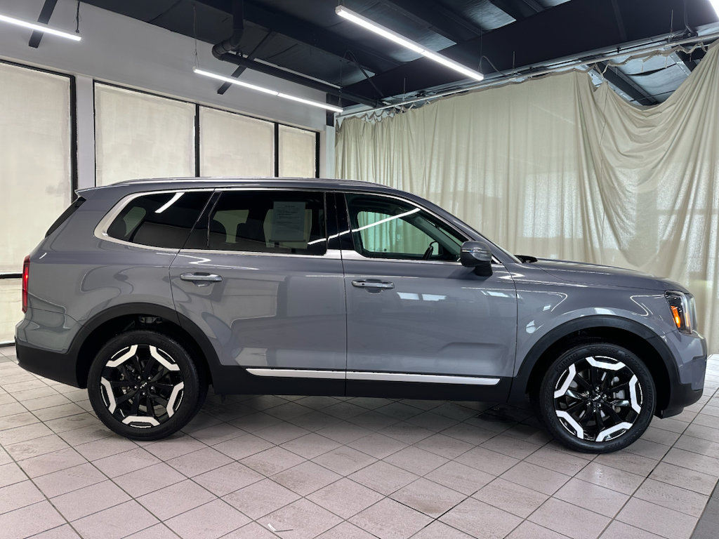 Used 2025 Kia Telluride S FWD image 3
