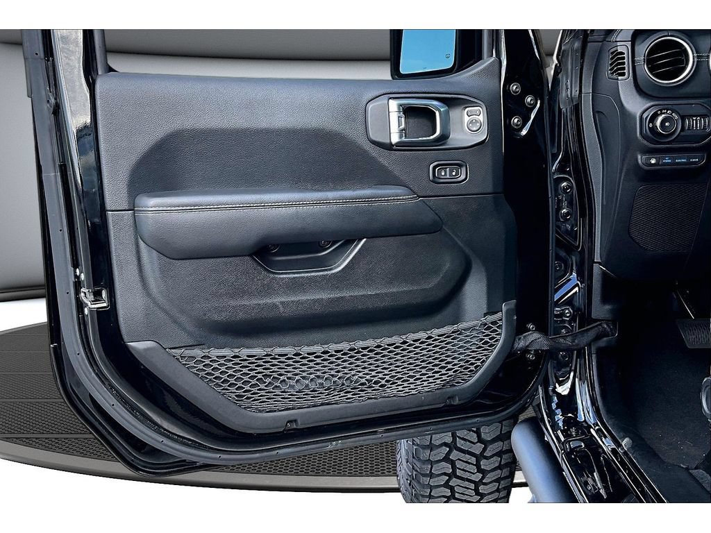 Used 2022 Jeep Wrangler Unlimited Sahara w/ Cold Weather Group AWD/4WD image 32