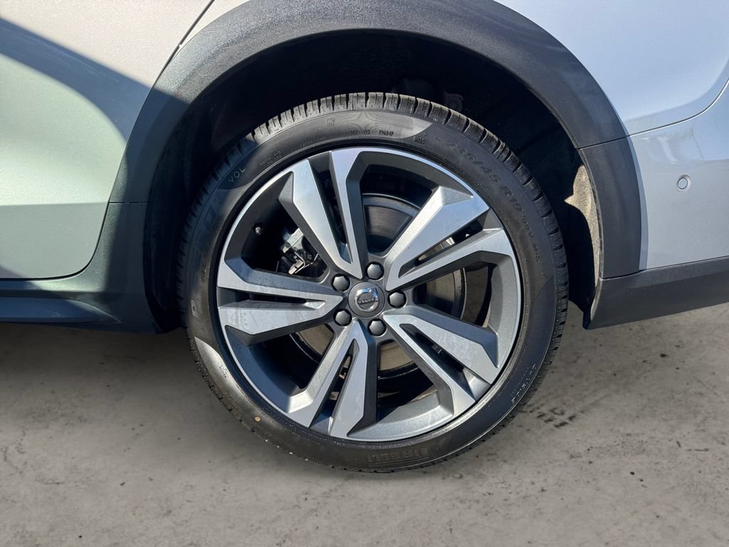 Certified 2025 Volvo V60 B5 Cross Country Plus AWD/4WD image 9
