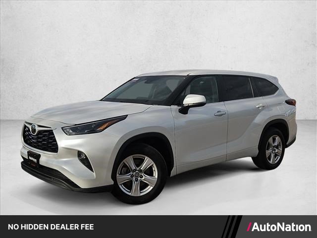 Used 2025 Toyota Highlander LE FWD image 1