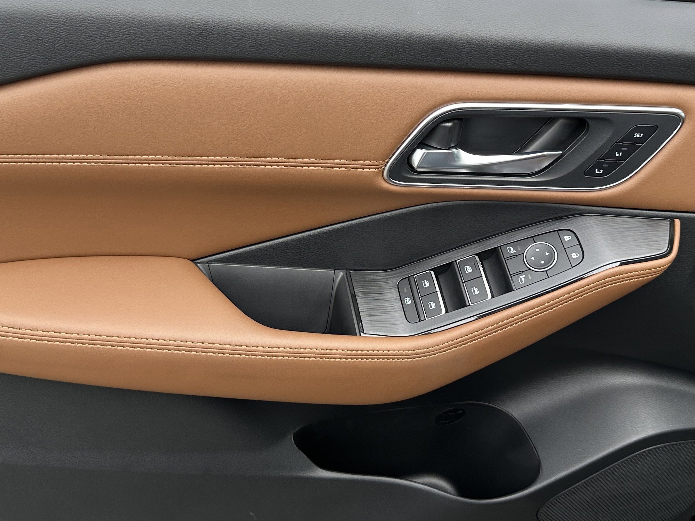 New 2026 Nissan Rogue Platinum image 2