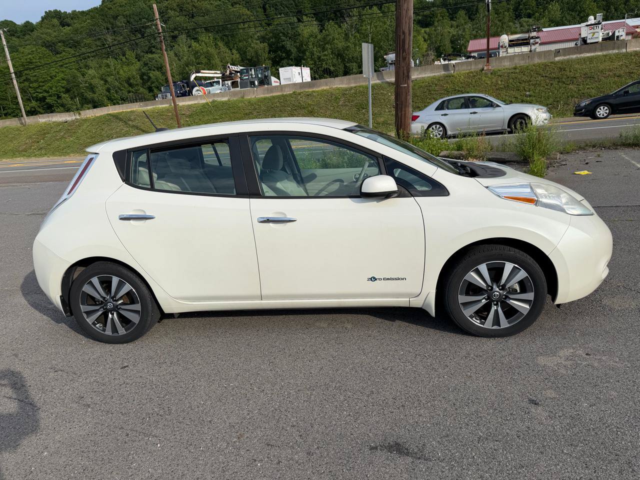 Used 2016 Nissan Leaf SV FWD image 4