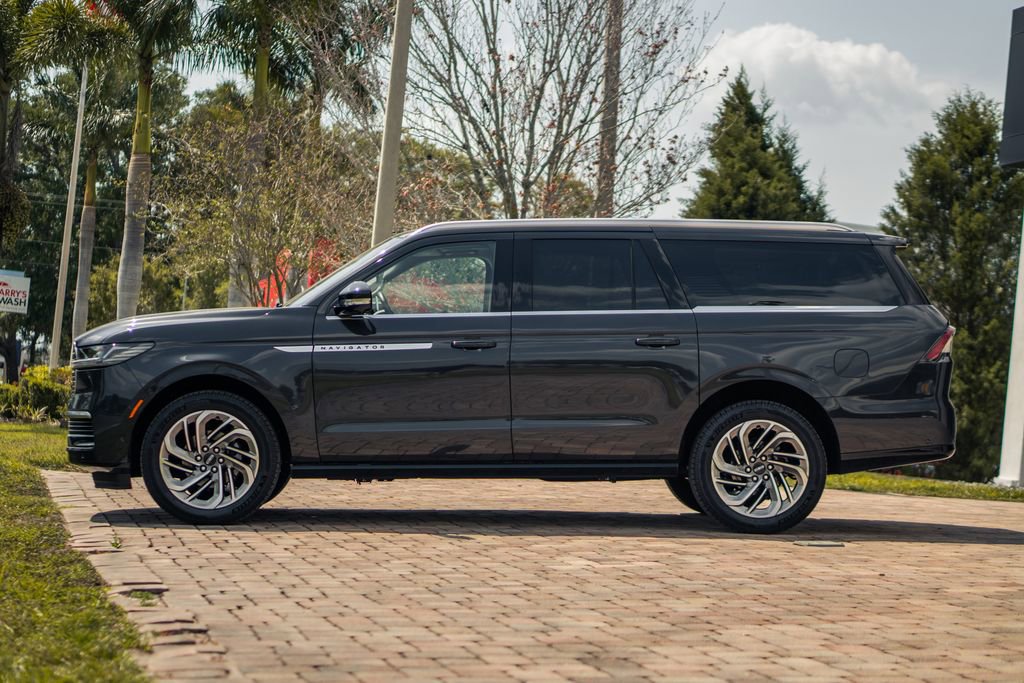 Used 2025 Lincoln Navigator L Reserve image 2