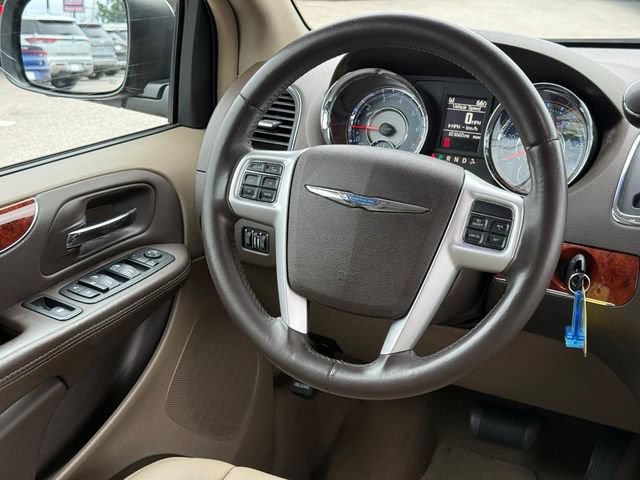 Used 2014 Chrysler Town & Country Touring FWD image 15