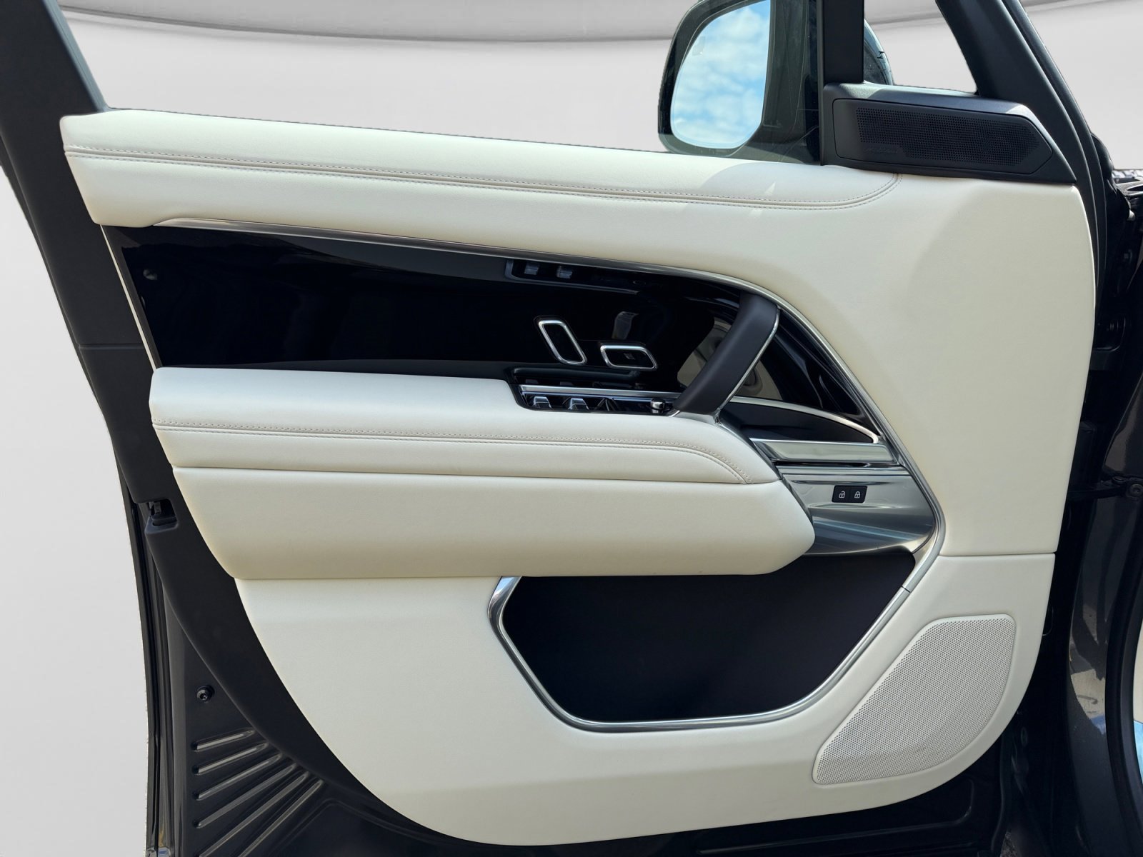 New 2025 Land Rover Range Rover SE image 12