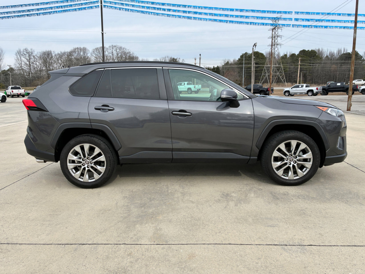 Used 2021 Toyota RAV4 XLE Premium image 5