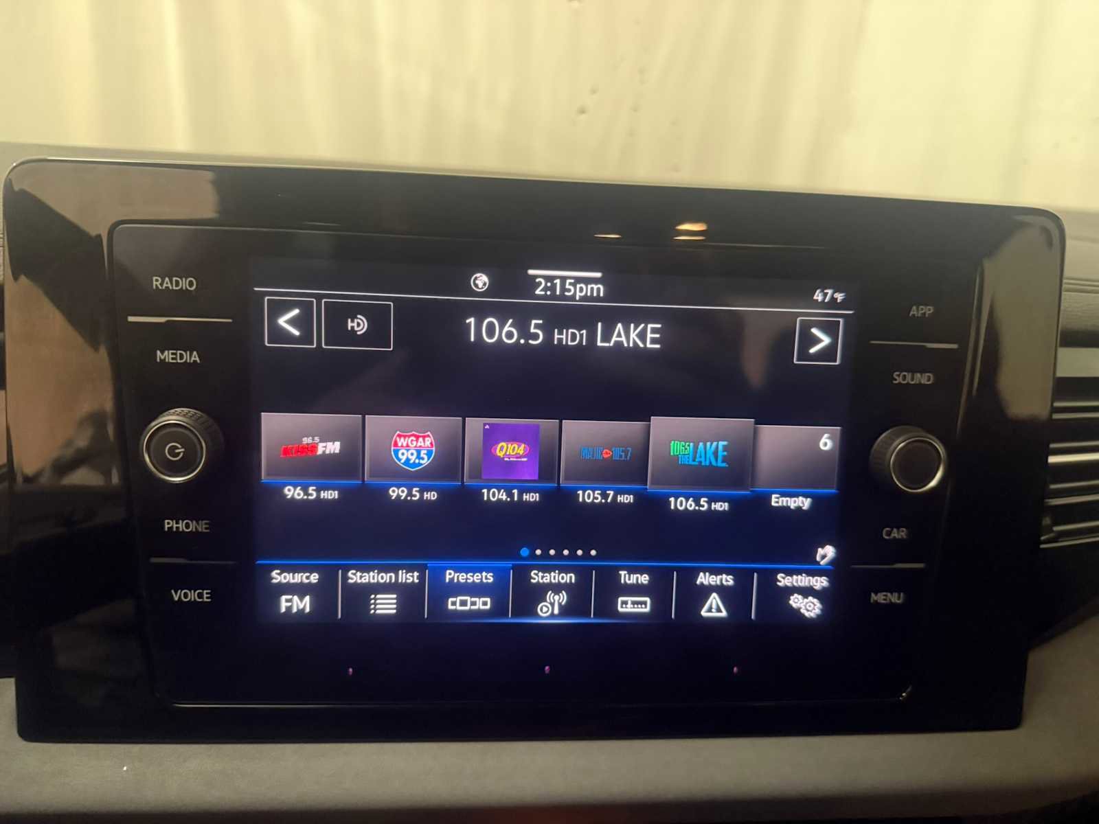 Certified 2025 Volkswagen Jetta SE w/ Sunroof Package image 31