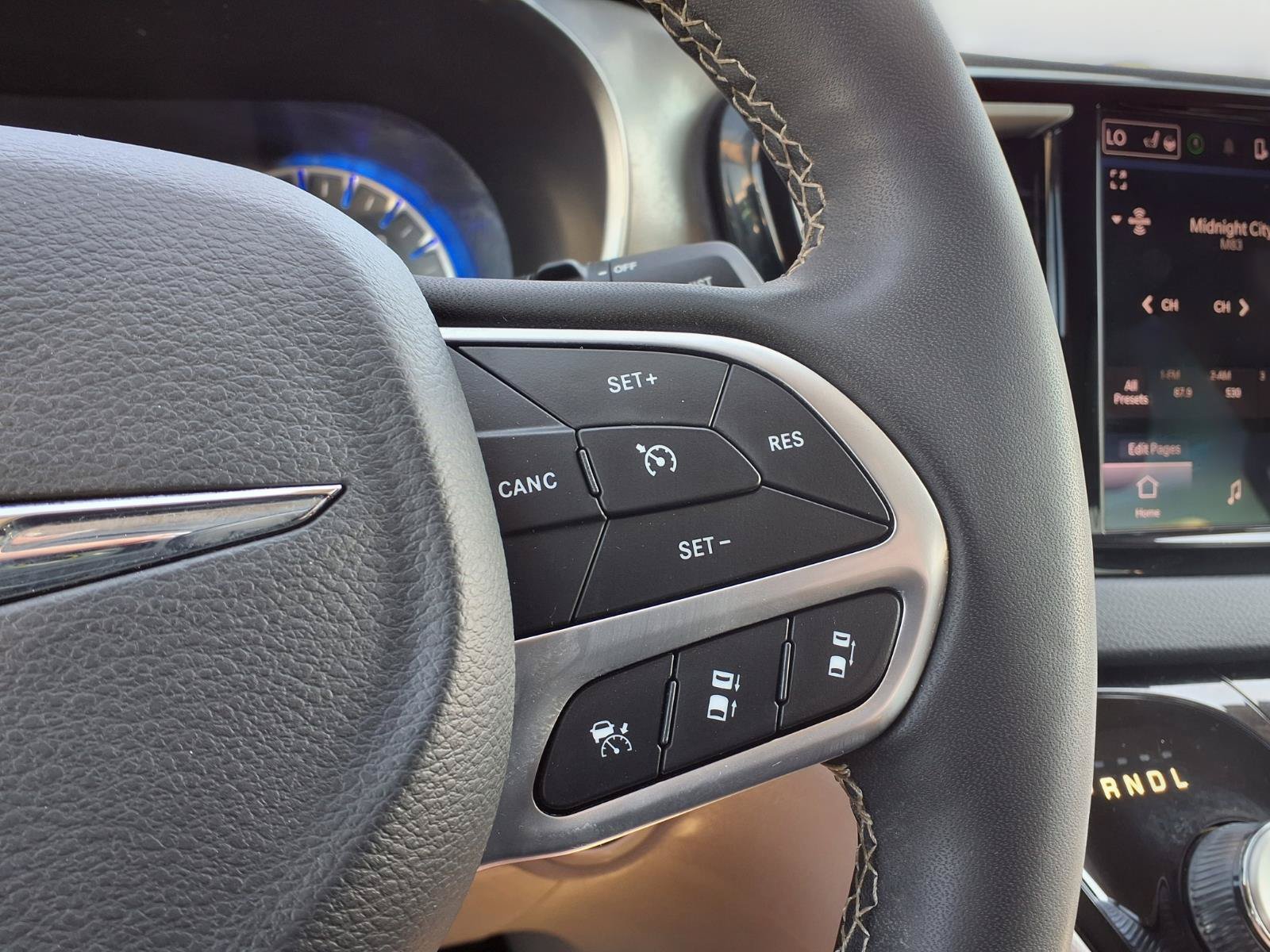 Used 2023 Chrysler Pacifica Touring-L FWD image 32