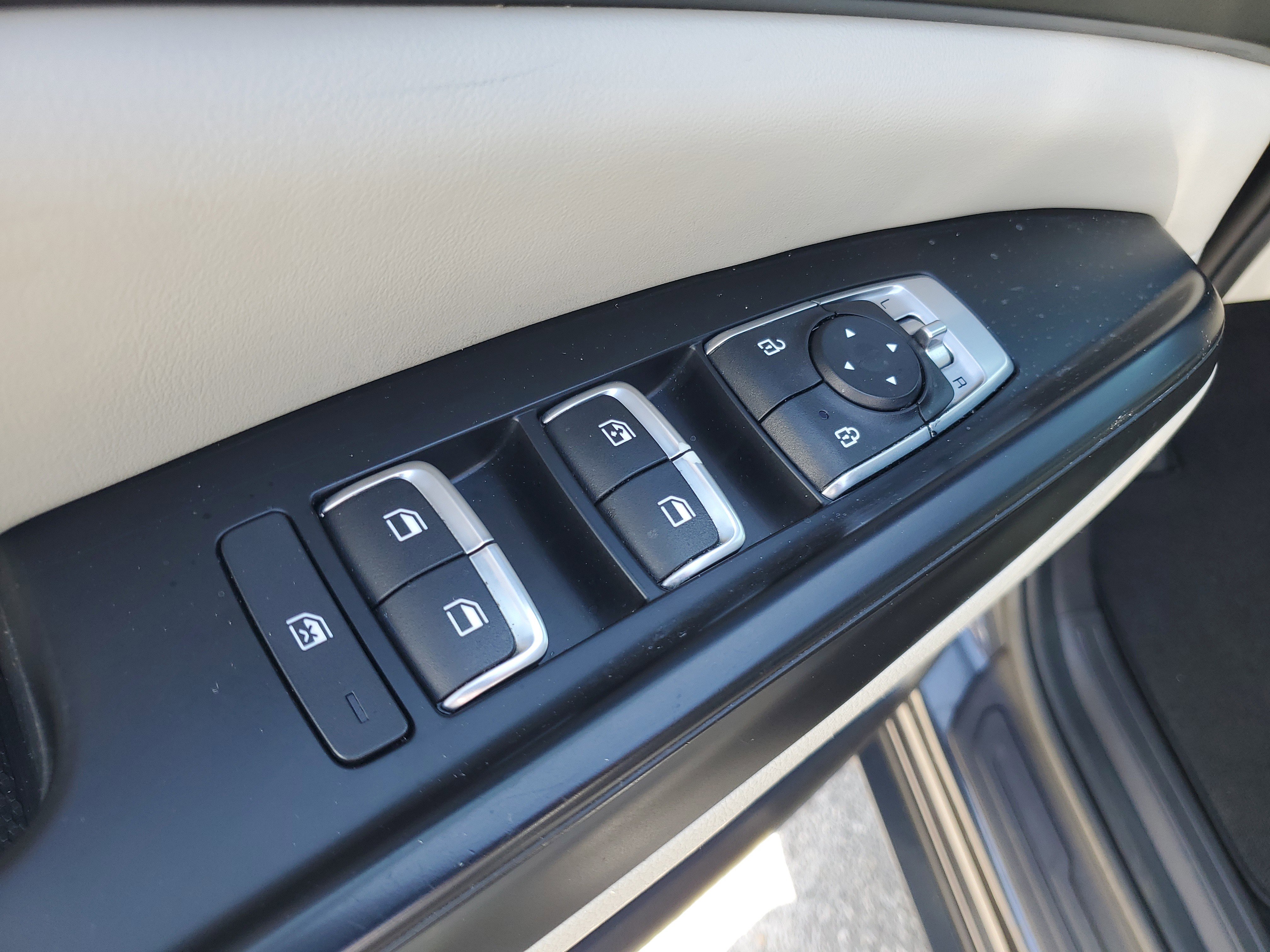 Used 2023 Kia Carnival LX image 14