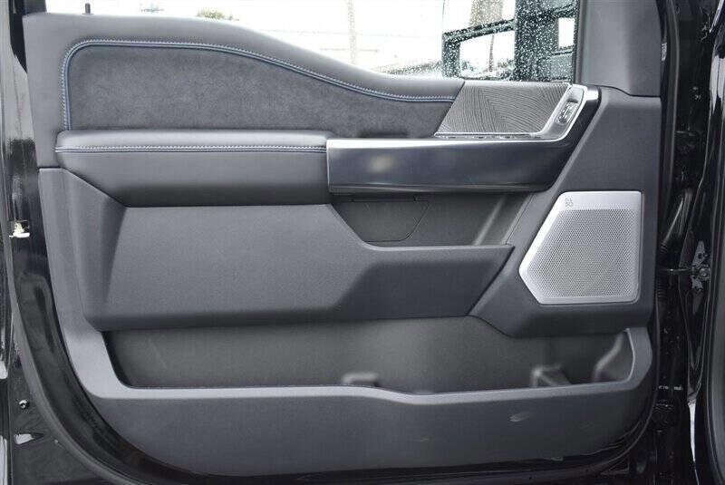 Used 2025 Ford F450 Platinum w/ Camper Package image 13