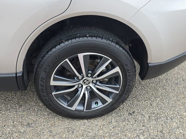 Used 2023 Toyota Venza LE image 33