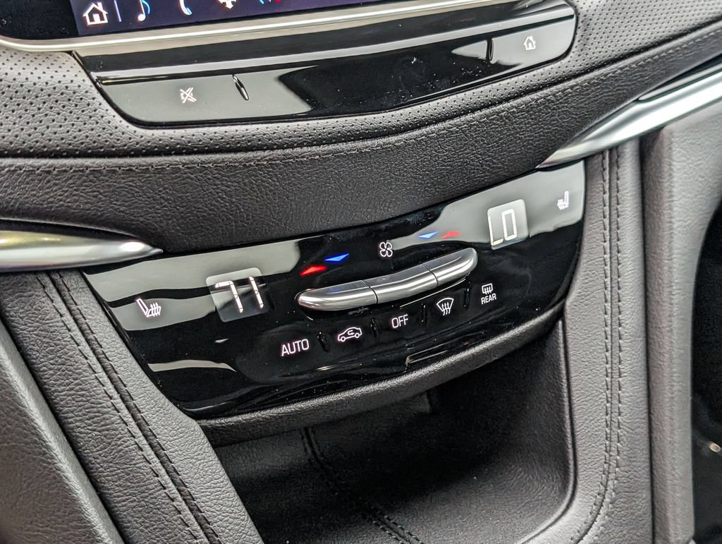 New 2025 Cadillac XT6 Luxury FWD image 32