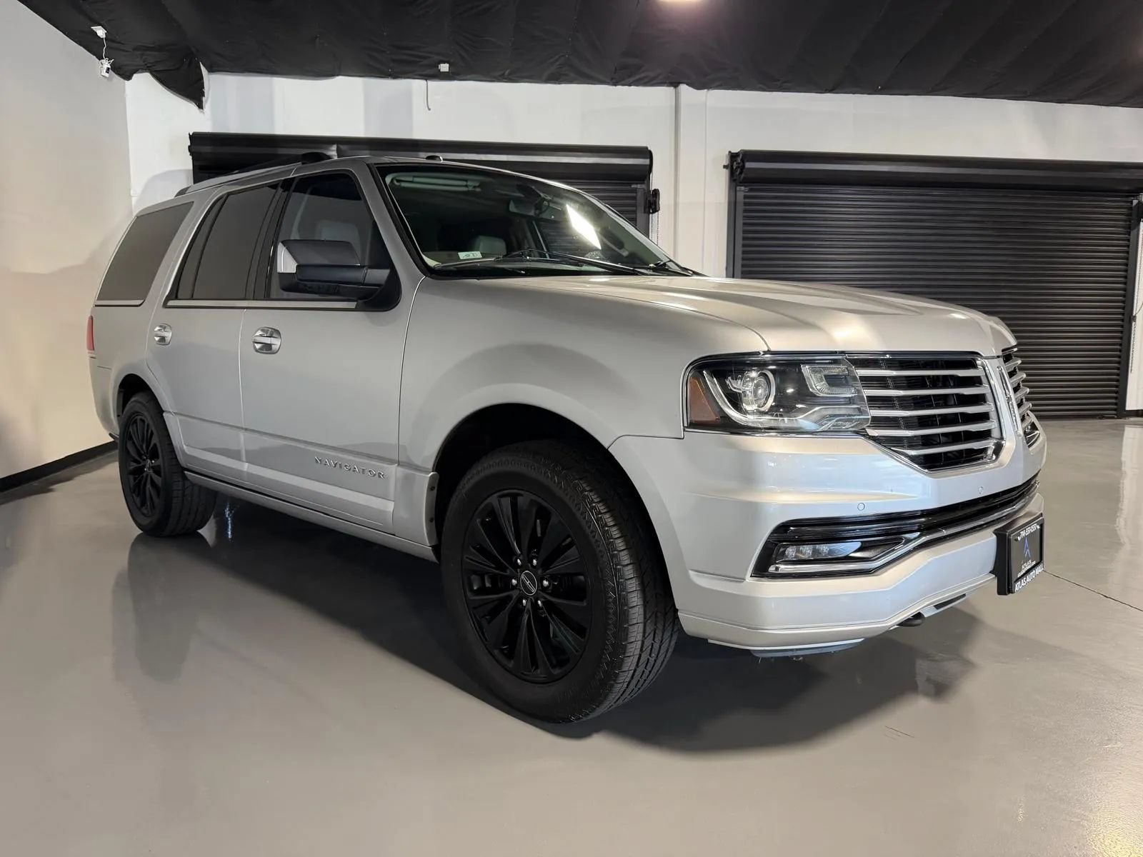 Used 2016 Lincoln Navigator Select RWD image 3