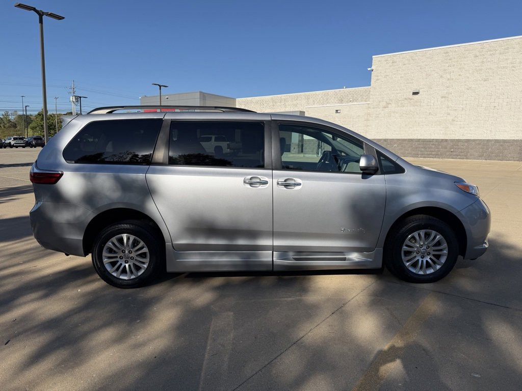 Used 2017 Toyota Sienna XLE image 6