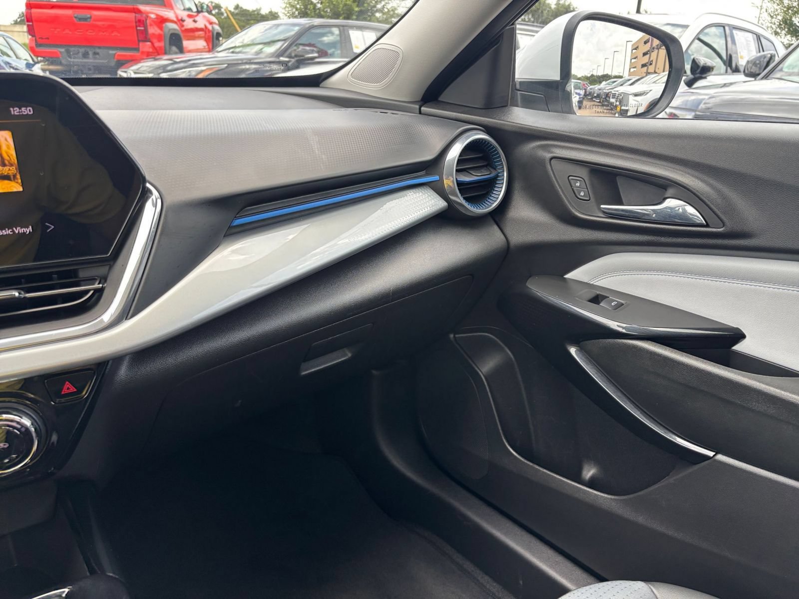 Used 2025 Chevrolet Trax LT w/ LT Convenience Package FWD image 29