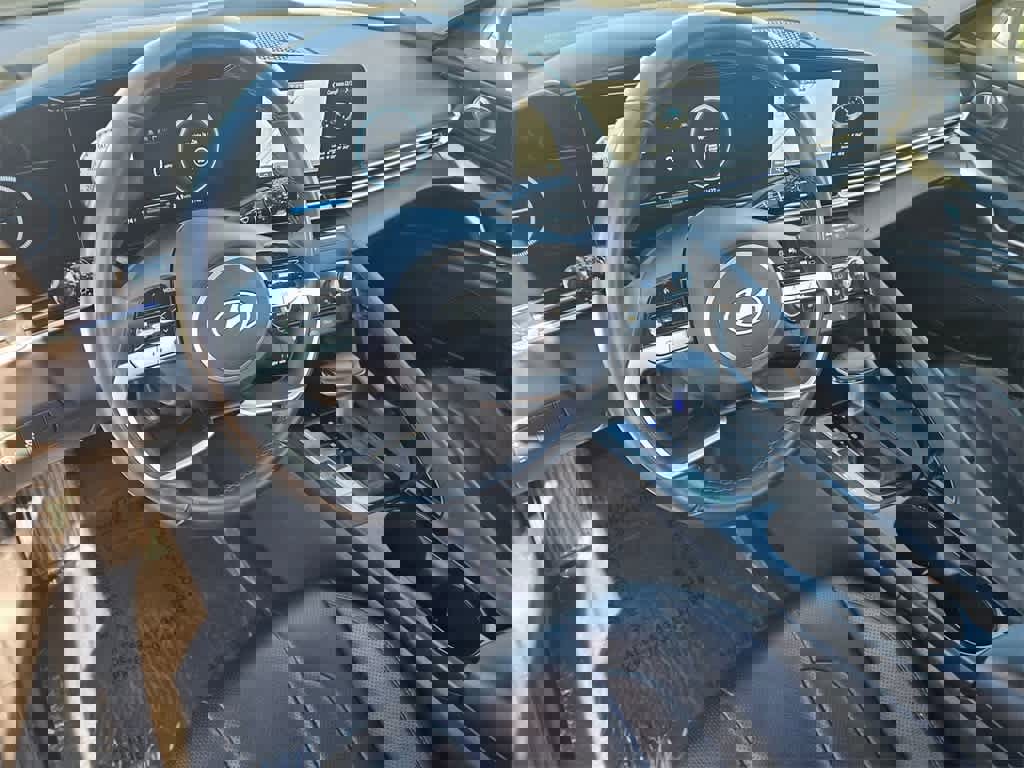 Used 2024 Hyundai Elantra Limited image 10